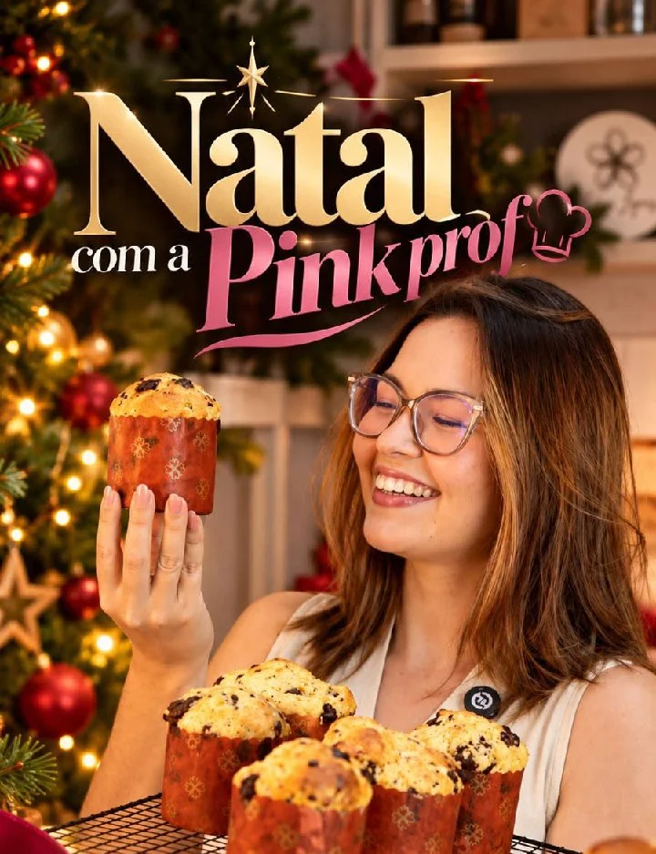 Natal com a Pink Prof: Chef Laíse Lopes sorrindo com um panetone na mão e uma grade de panetones de gotas de chocolate