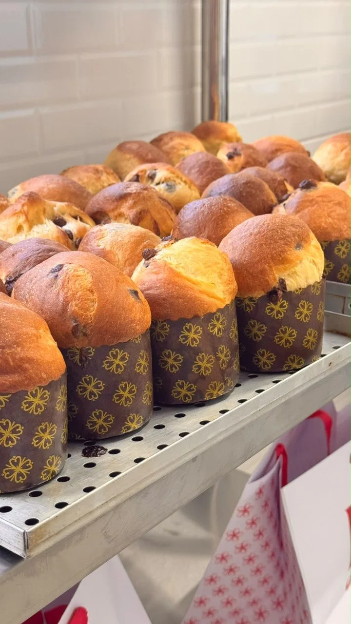 Prateleira cheia de panetones assados em forminhas estampadas