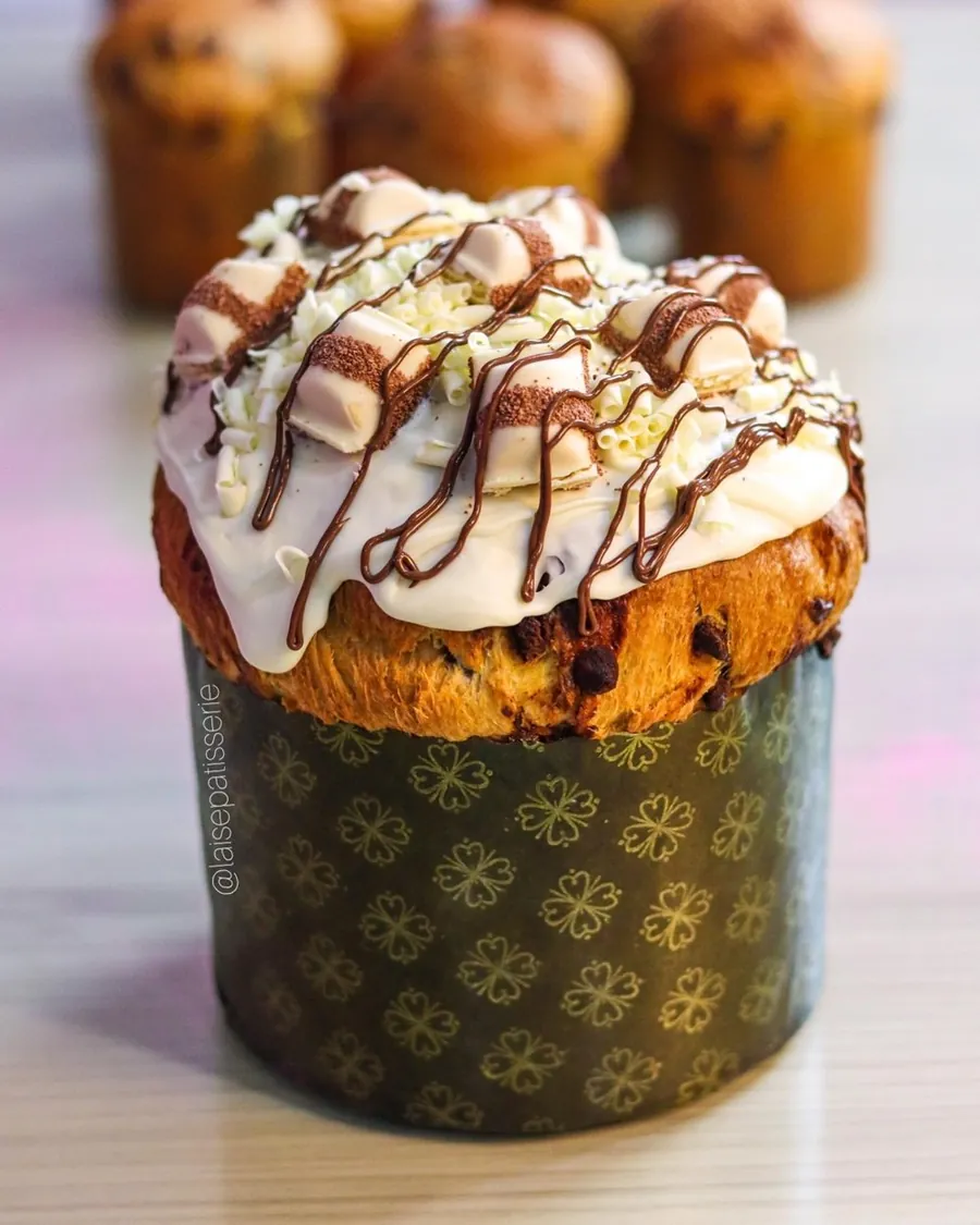 Panetone com cobertura cremosa e drip de chocolate