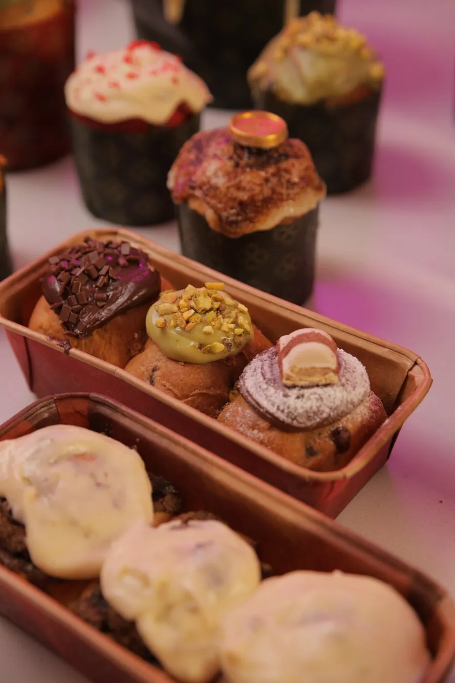 Mini panetones decorados em bandeja de madeira