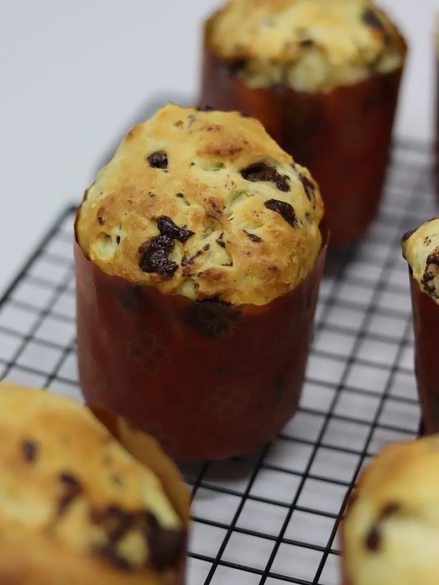 Panetones zero açúcar com gotas de chocolate em forma vermelha sobre grade